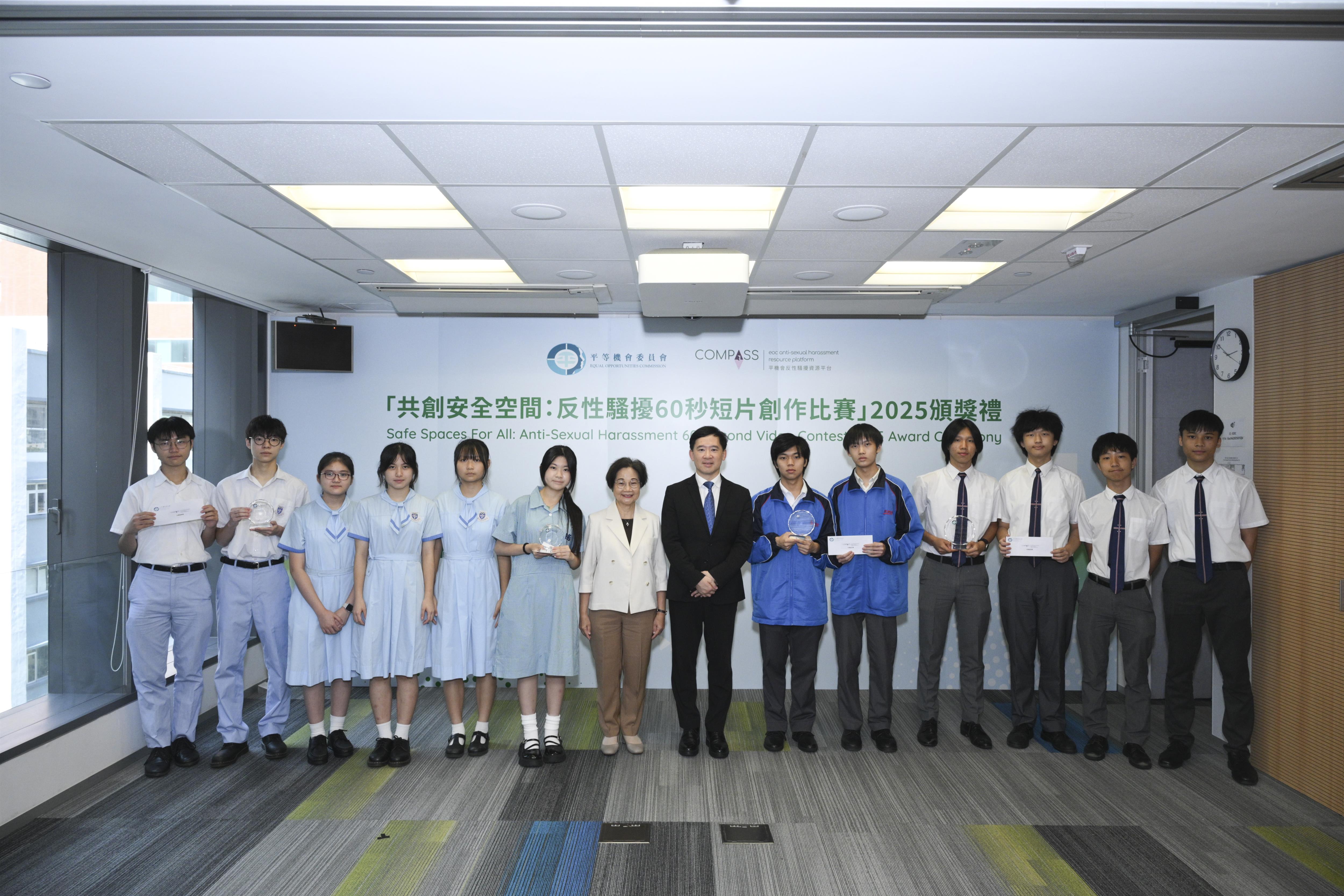 Ms Linda LAM Mei-sau, EOC Chairperson (seventh left), Mr Clement WOO Kin-man, Under Secretary for Constitutional and Mainland Affairs of the Government of the Hong Kong Special Administrative Region (seventh right), and winners of Secondary Education Category took a group photo.